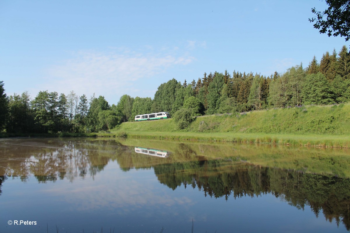 Vogtlandbahn Ersatzverkehr für die Oberpfalzbahn mit Wasserspiegelung. OPB 74250 Regensburg - Marktredwitz bei Oberteich. 06.06.15