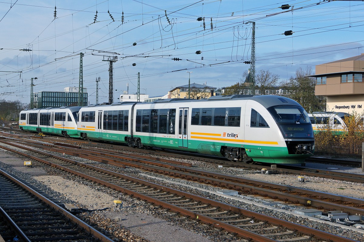 VOGTLANDBAHN/TRILEX: Bis zum Fahrplanwechsel 2014 wurden die grünen Dieseltriebzüge der BR 642 von VOGTLANDBAHN auf TRILEX umbenannt. Auch werden sie nicht mehr ab Regensburg eingesetzt, wo sie am 21. November 2014 noch mit den verschiedenen Anschriften verewigt werden konnten.
Foto: Walter Ruetsch 