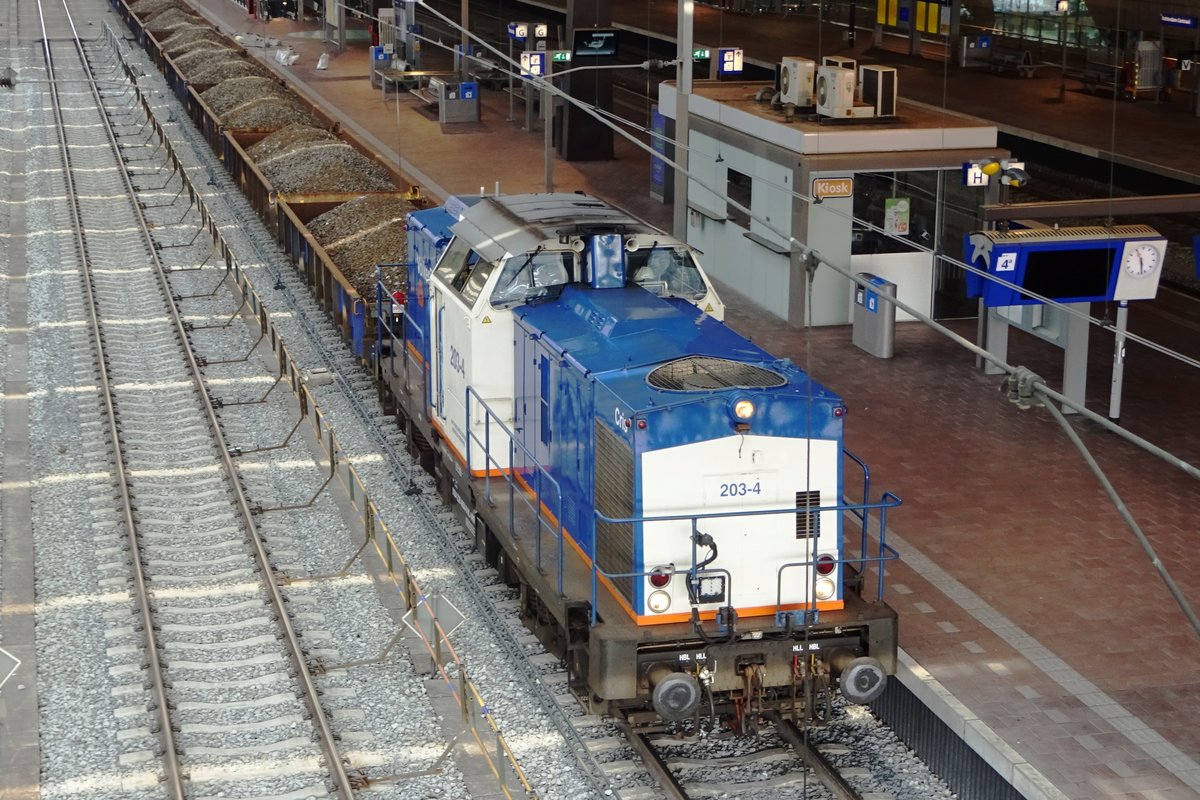 Volker Rail 203-4 steht am 18 Mai 2019 mit ein Schötterzug in Rotterdam Centraal.