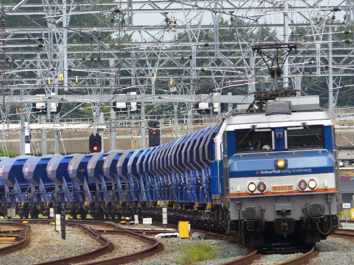 Volker Rail Lokomotive 7178 (91 84 1560 778-0 NL-VRR) ex-NS 1778 mit Diesellok 203-2 “Jerry” en 203-1 “Tom” mit Zug 58311 von Amsterdam Westhaven Durchfahrt Utrecht Centraal Station 28-07-2021.


Volker Rail locomotief 7178 (91 84 1560 778-0 NL-VRR) ex-NS 1778 met in opzending 203-2 “Jerry” en 203-1 “Tom”. als trein 58311 binnenkomst vanaf Amsterdam Westhaven Utrecht CS 28-07-2021.