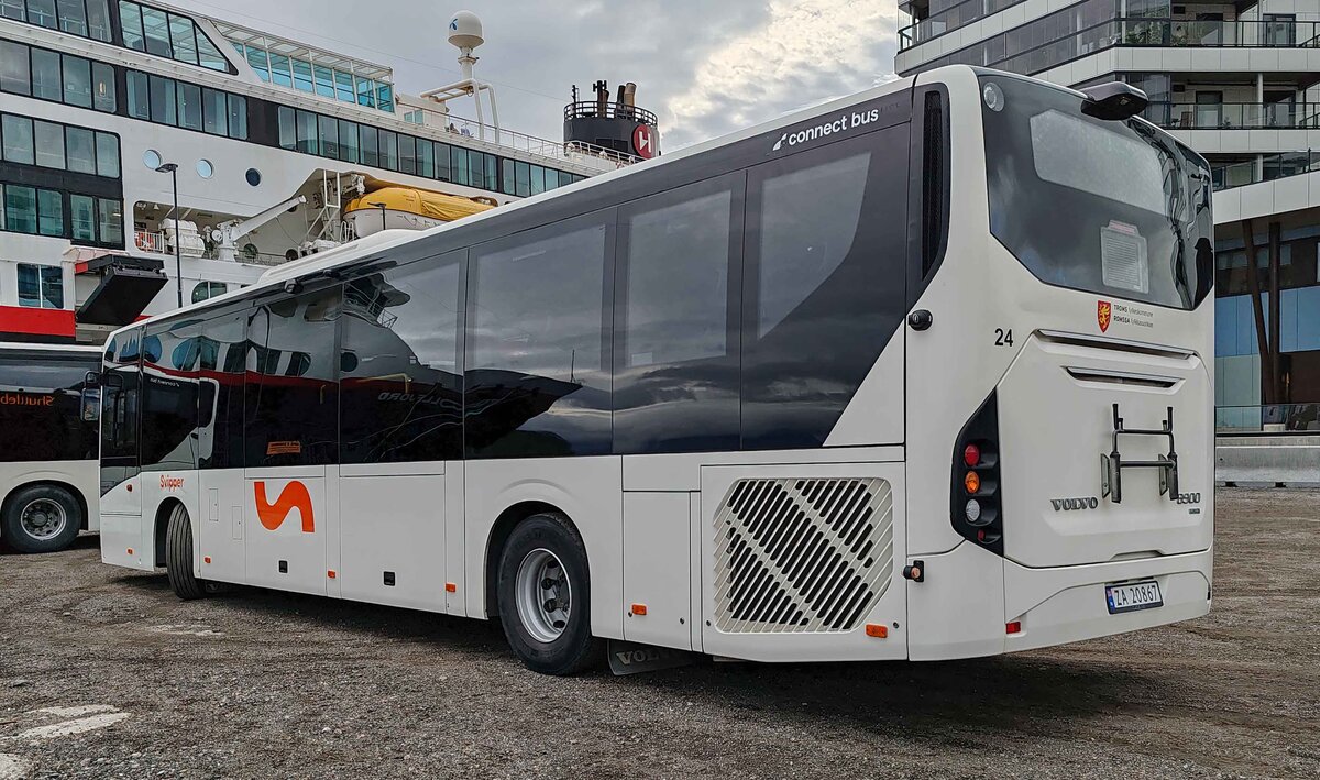 Volvo 8900 von SVIPPER-Bus aus Troms steht im September 2024 in Harstad 