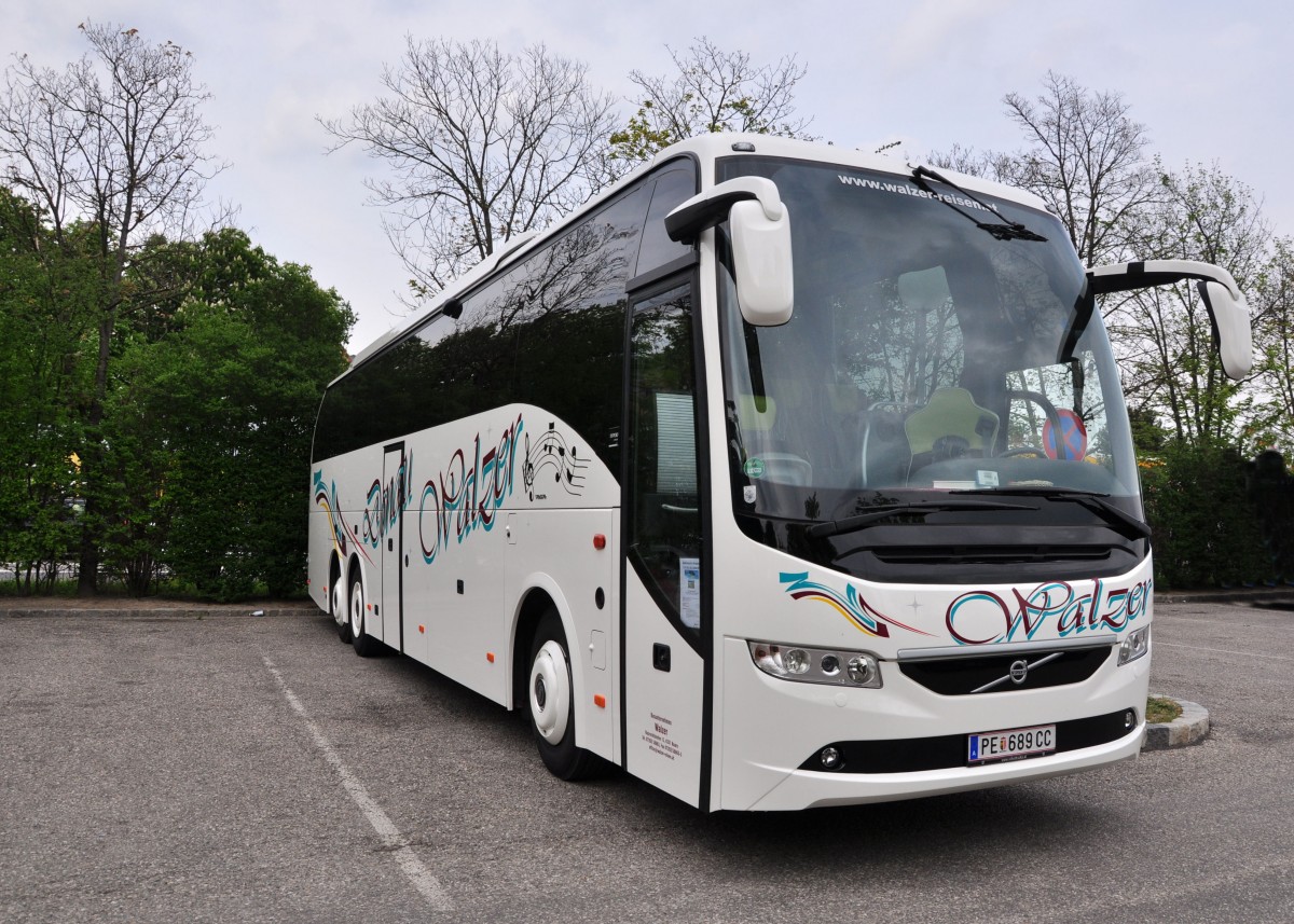 VOLVO 9700 vom Busunternehmer WALZER aus sterreich am 30.4.2015 in Krems.