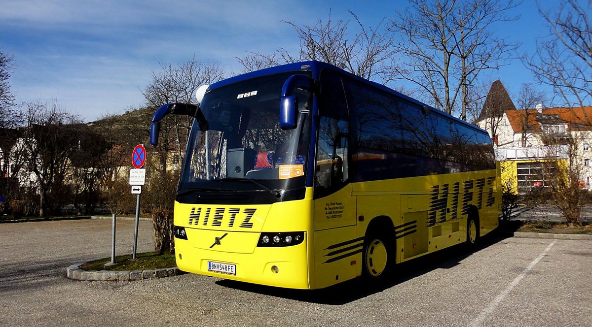Volvo 9700 von Hietz Reisen aus �sterreich in Krems gesehen.