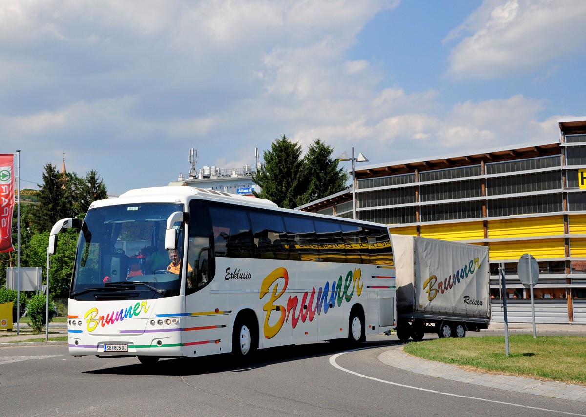 Volvo 9700 mit einem Radanh�nger von Brunner Reisen aus Nieder�sterreich in Krems unterwegs.
