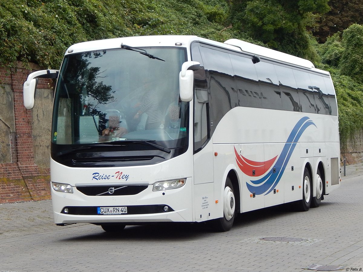 Volvo 9700 von Reise-Ney aus Deutschland im Stadthafen Sassnitz. 