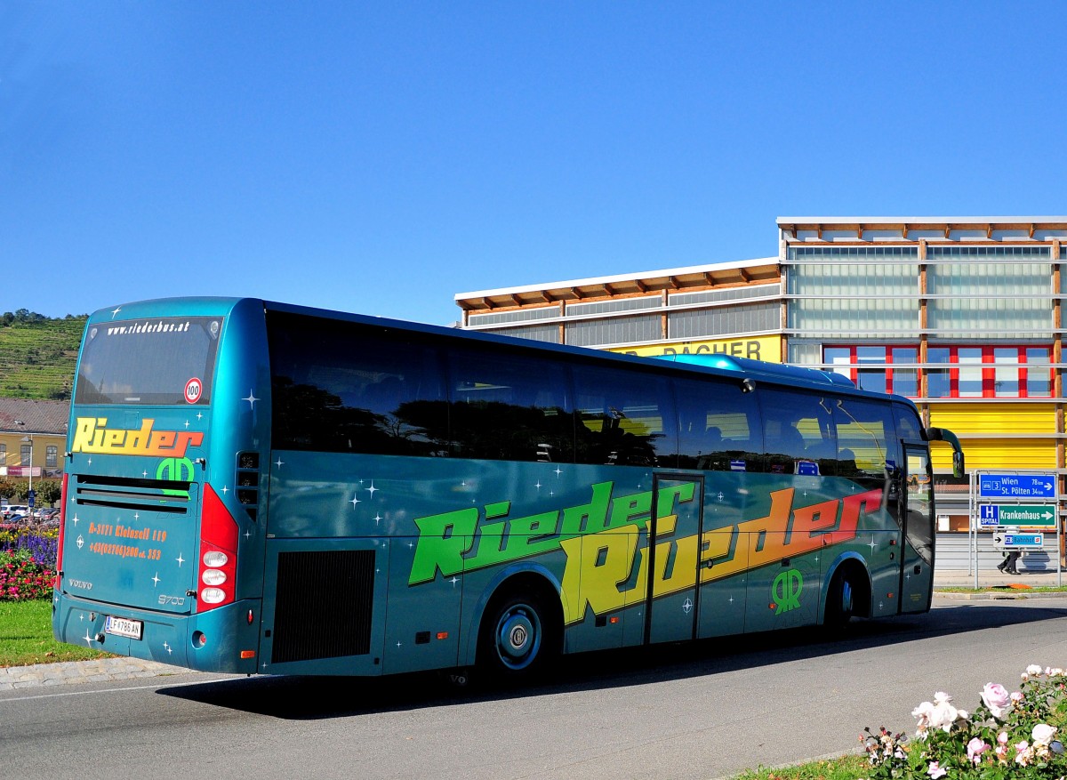 Volvo 9700 von Rieder Reisen/�sterreich im Herbst 2013 in Krems unterwegs.