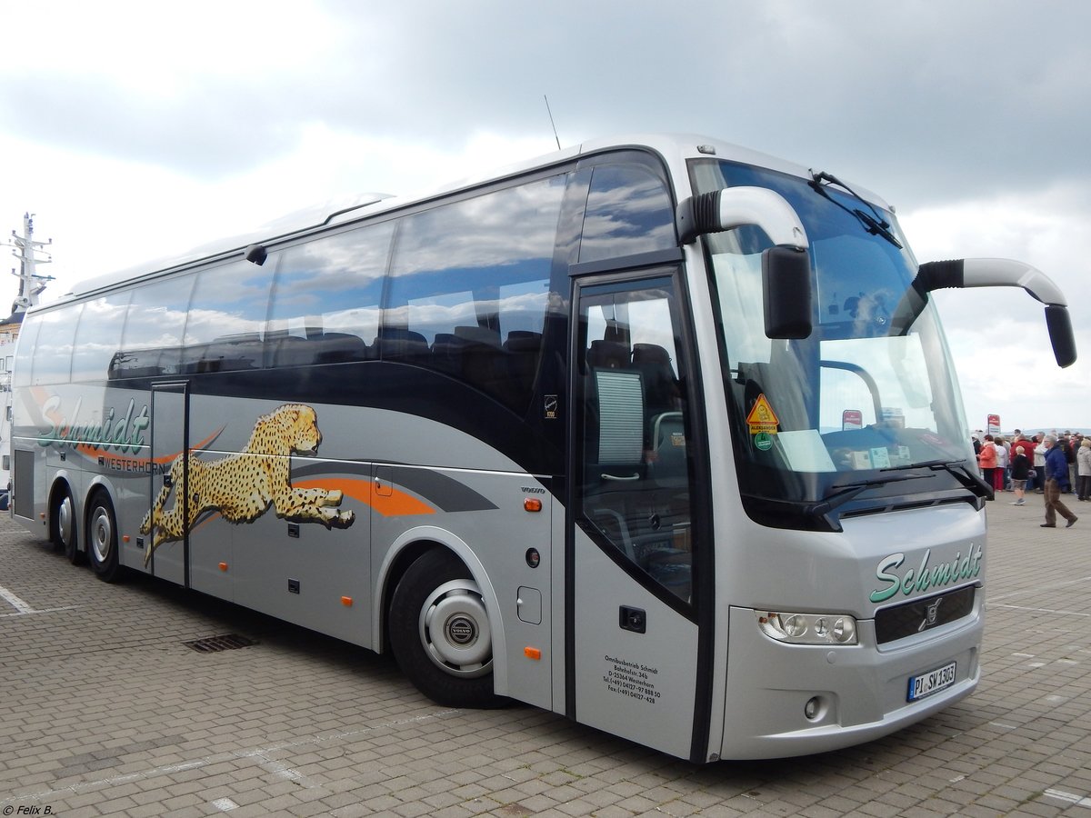 Volvo 9700 von Schmidt aus Deutschland im Stadthafen Sassnitz. 