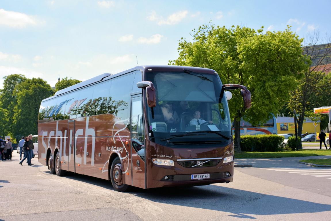 Volvo 9700 von Schuch Reisen aus �sterreich in Krems.