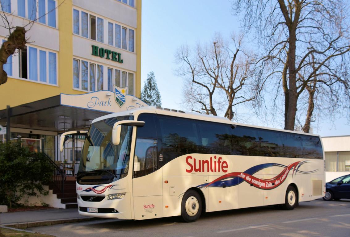 VOLVO 9700 von Sunlife Reisen aus �sterreich 04/2018 in Krems.