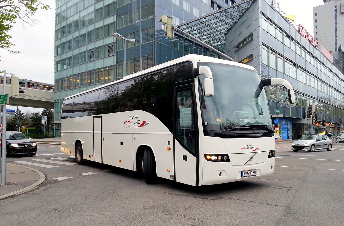 Volvo 9700 von Vienna Airport Lines in der Wagramerstra�e bei der UNO-City gesehen. 