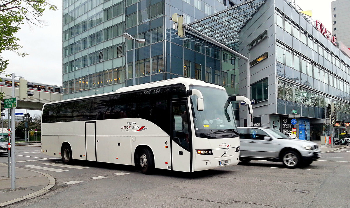 Volvo 9700 von Vienna Airport Lines in der Wagramerstra�e bei der UNO-City gesehen. 