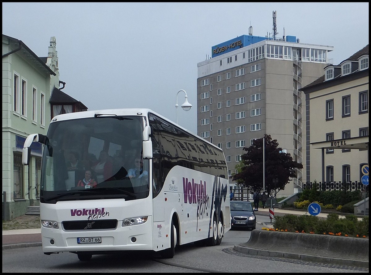 Volvo 9700 von Vokuhl Reisen aus Deutschland in Sassnitz.