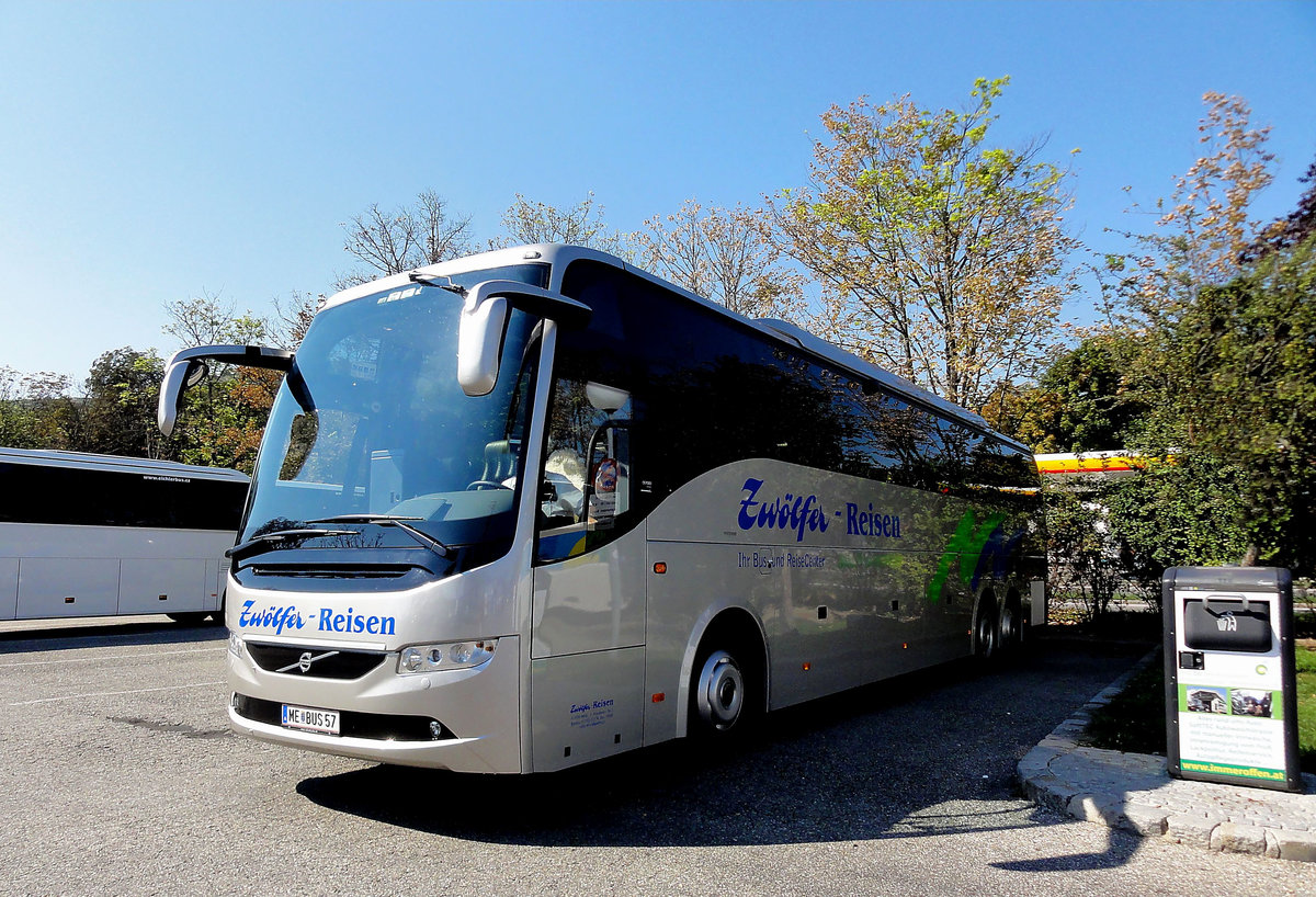 Volvo 9700 von Zw�lfer Reisen aus Melk/Wachau/Nieder�sterreich in Krems gesehen.