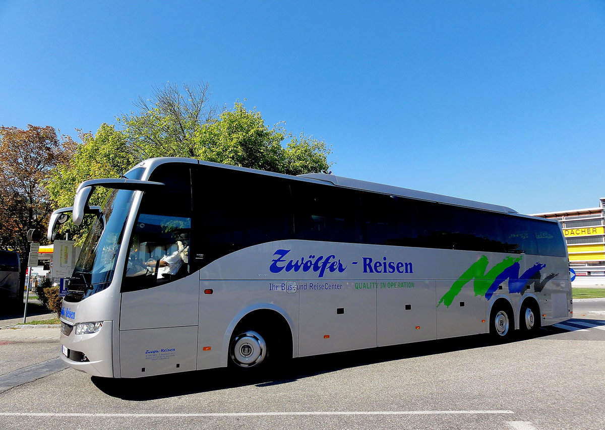 Volvo 9700 von Zw�lfer Reisen aus Melk/Wachau/Nieder�sterreich in Krems gesehen.