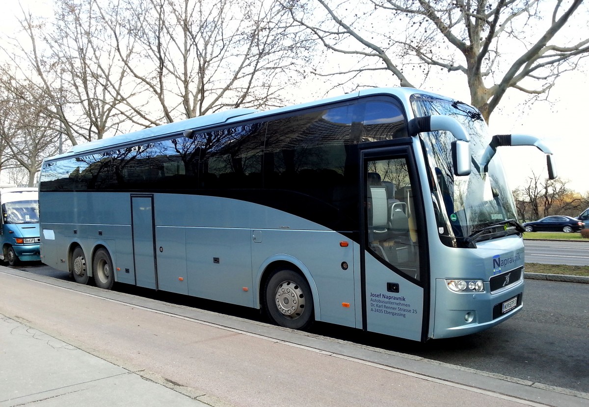 VOLVO 9900 von Napravnik Reisen aus sterreich am 31.1.2014 in Wien,Wagramerstr. gesehen.