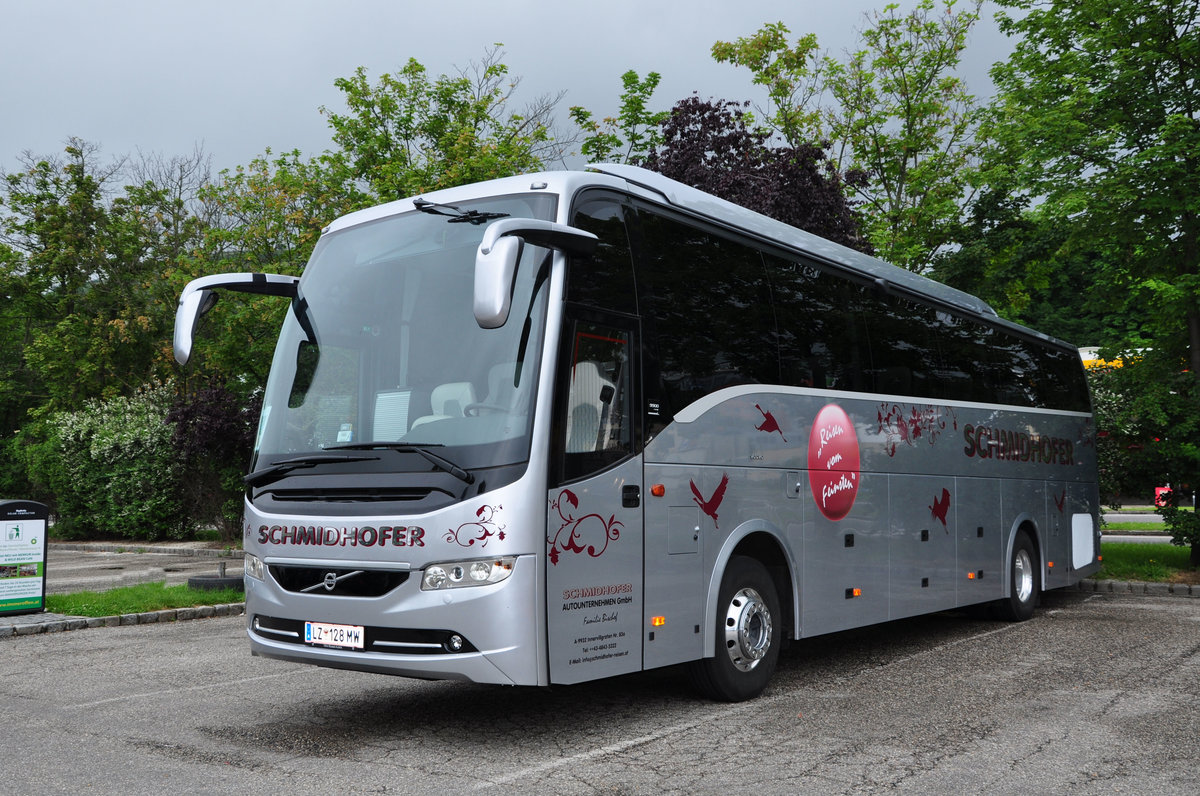 Volvo 9900 von Schmidhofer Reisen aus �sterreich in Krems.