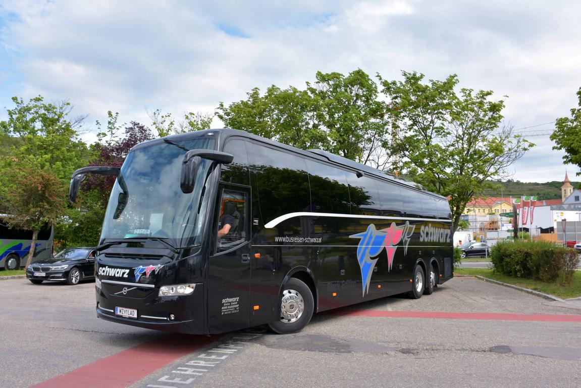 Volvo 9900 von SCHWARZ Reisen aus sterreich in Krems.