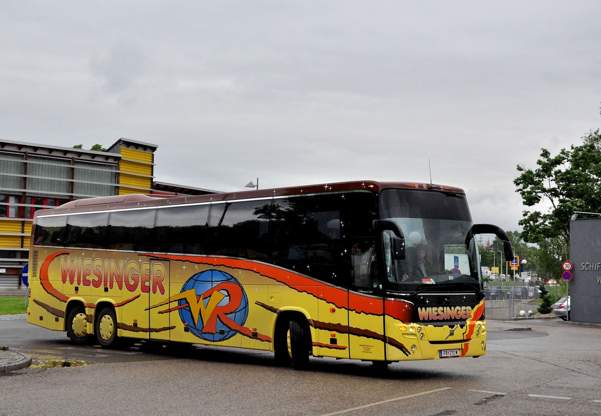 VOLVO 9900 von Wiesinger Reisen aus �sterreich am 20.5.2015 in Krems.