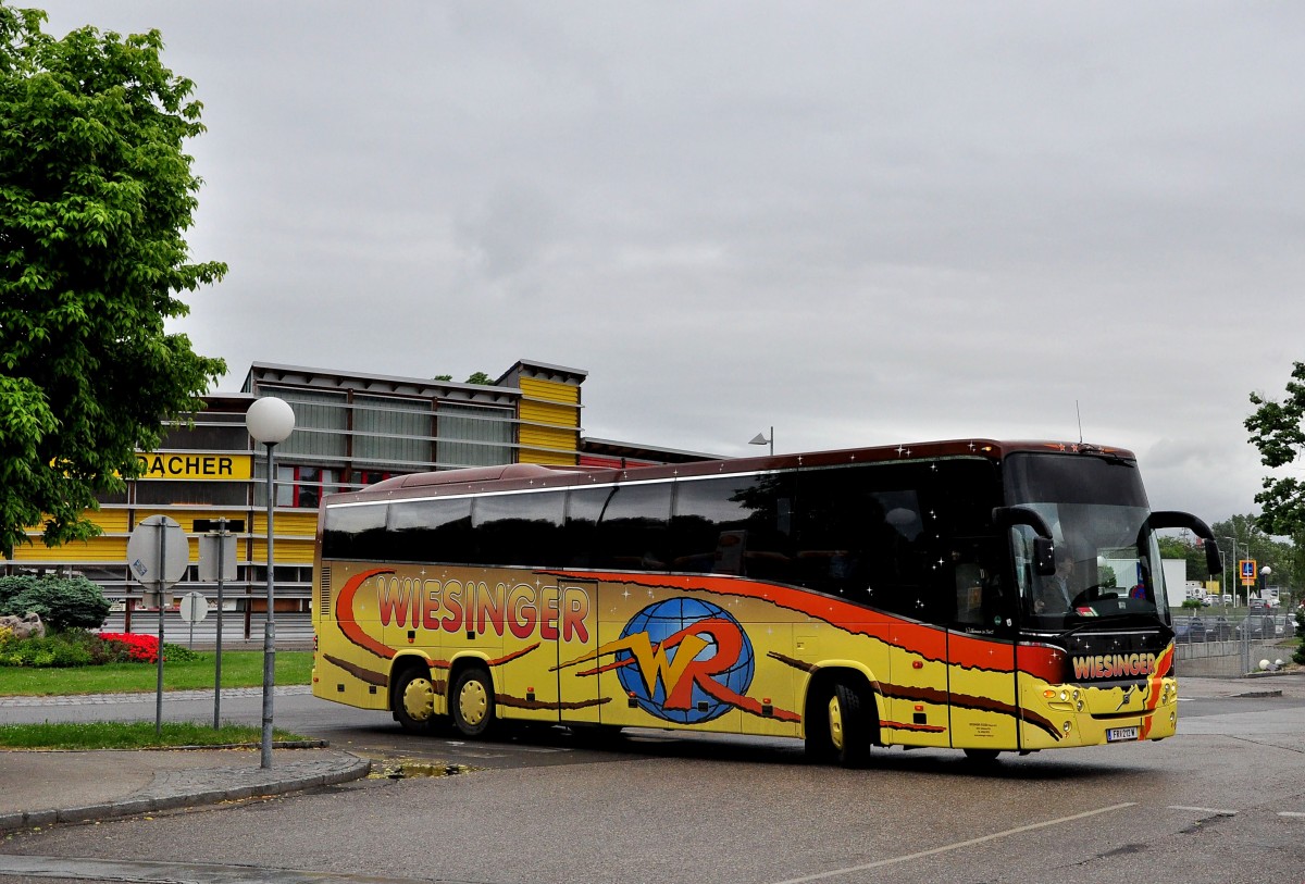 VOLVO 9900 von Wiesinger Reisen aus �sterreich am 20.5.2015 in Krems.