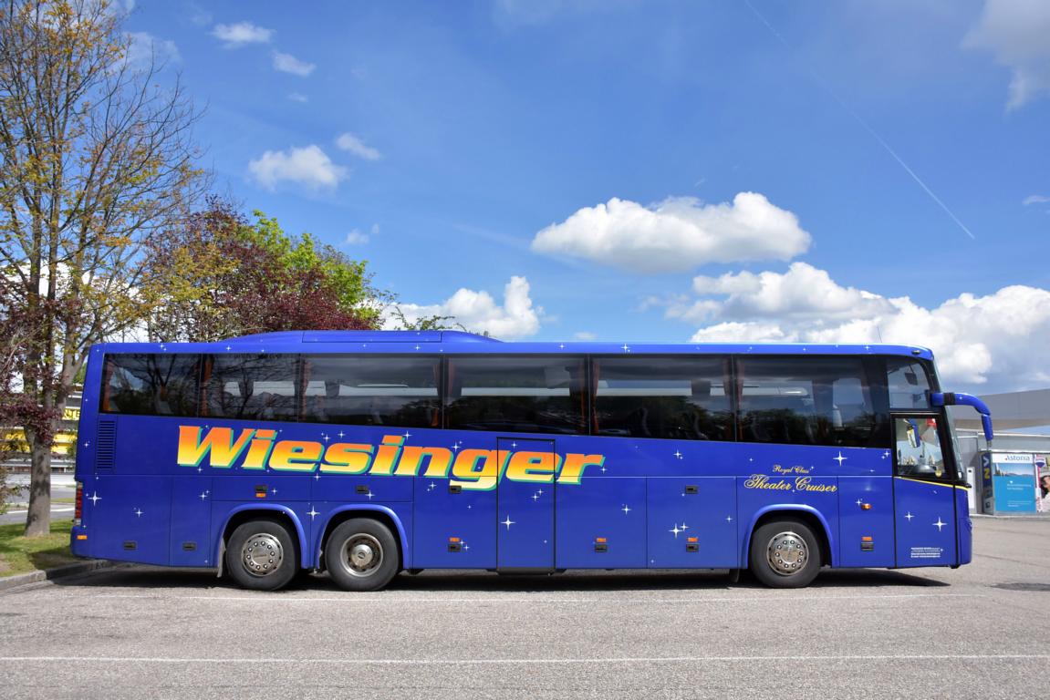 Volvo 9900 von Wiesinger Reisen aus �sterreich in Krems.