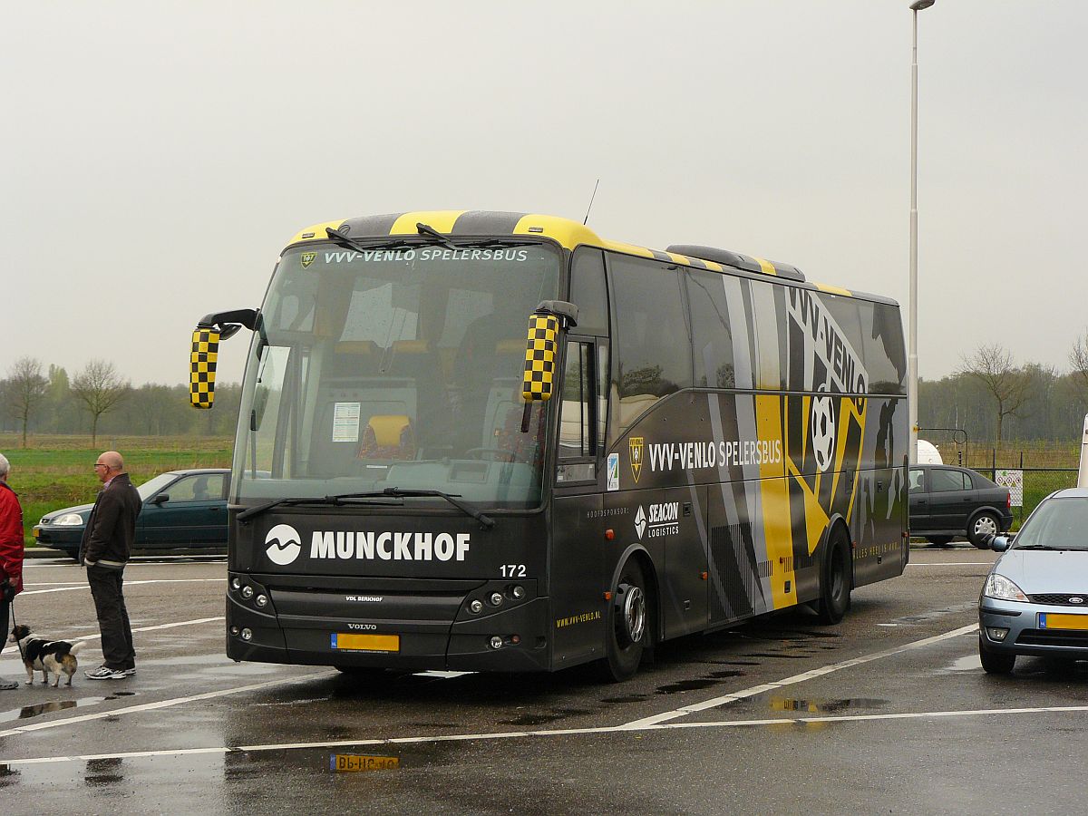 Volvo B12m Baujahr 2004 der Firma Munckhof Mannschaftbus FC VVV. Autobahn A2 bei Weert, Niederlande 04-04-2014.

Volvo B12m bouwjaar 2004 van de firma Munckhof spelersbus van de voetbalclub VVV. A2 bij Weert, Nederland 04-04-2014.

