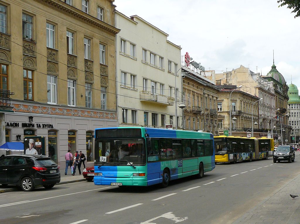 Volvo Heuliez Bus Prospekt Svobody, Lviv, Ukraine 11-06-2013.

Volvo Heuliez bus Prospekt Svobody, Lviv, Oekrane 11-06-2013.