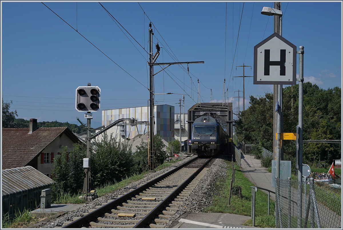Vom Bahnsteig der Haltestelle Zihlbrücke ein Blick auf dieselbe mit der BLS Re 465 003 und ihrem RE La Chaux de Fonds - Bern. 

30. Aug. 2019