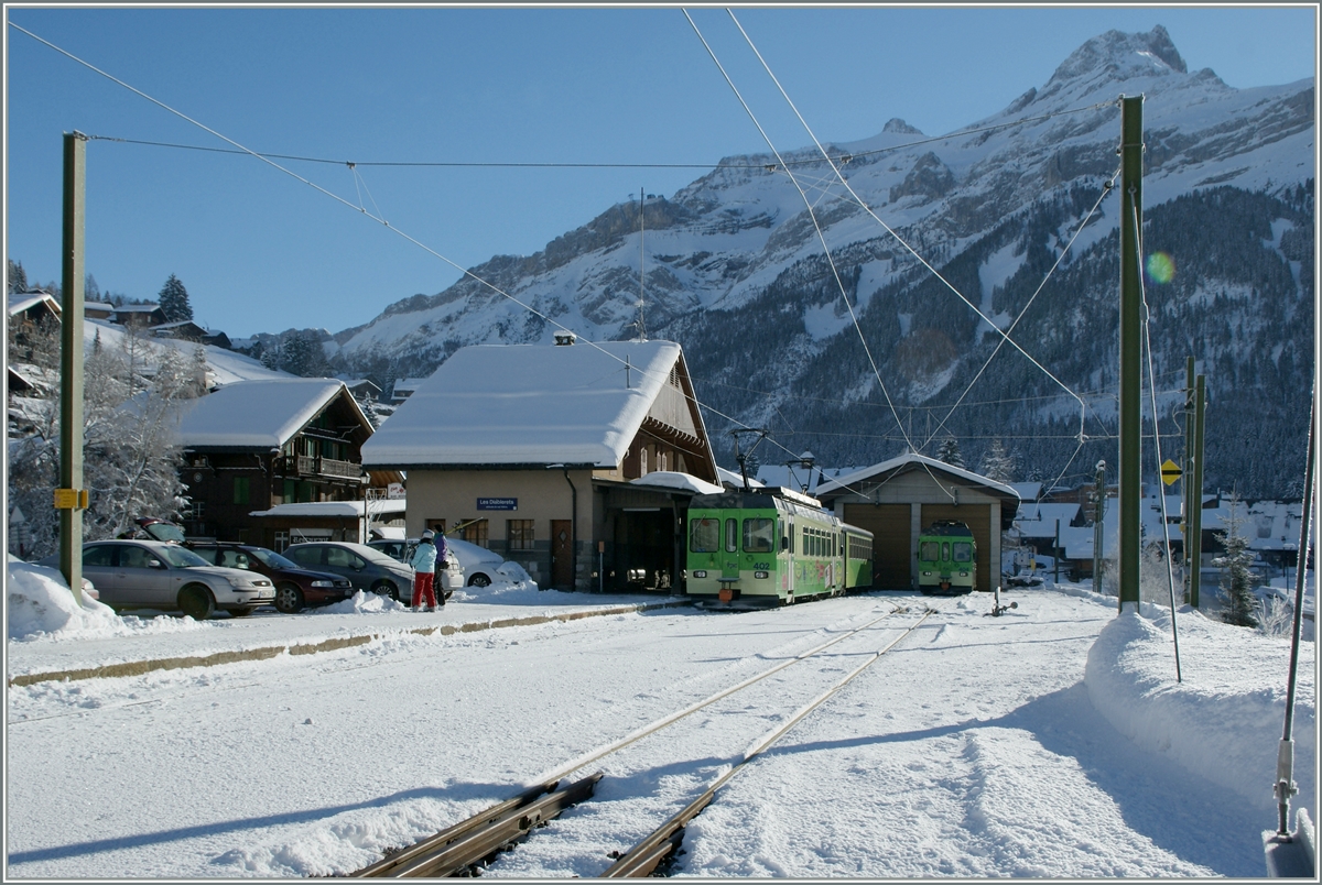 Vom Bahnübergang einen Gegenlichtblick auf den Bahnhof von Les Diablerets mit einem dort auf die Abfahrt nach Aigle wartenden ASD Regionalzug. 

25. Jan. 2014