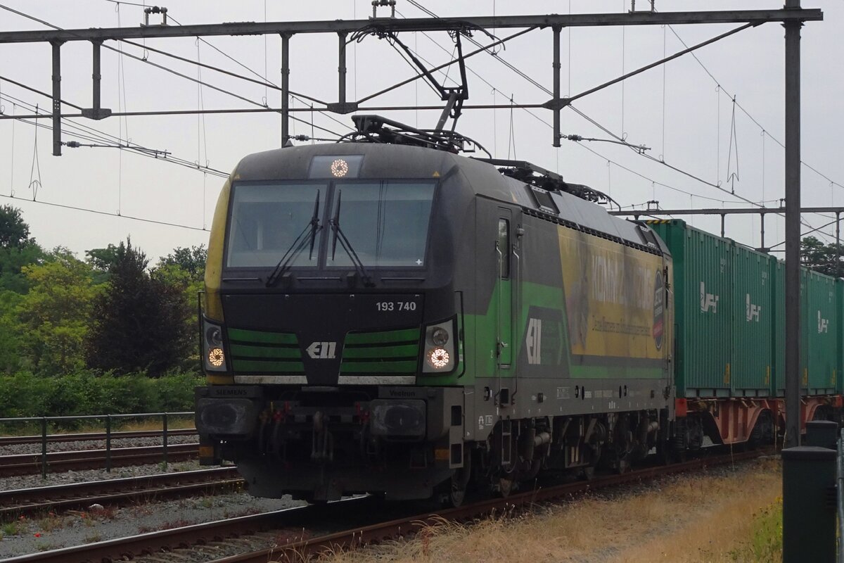 Vom hinter den Gitter: am 22 Juni 2023 treft LTE 193 740  KOMMT ZUM ZUG  mit der Erant-Containerzug in Oss ein. Die Buchstabierung auf die Container sieht aus wie 'EPATH' aber das ist die Cyrillische Schreibweise fr Erant -der Containerzug kommt mit Getreide aus Ukraine. 