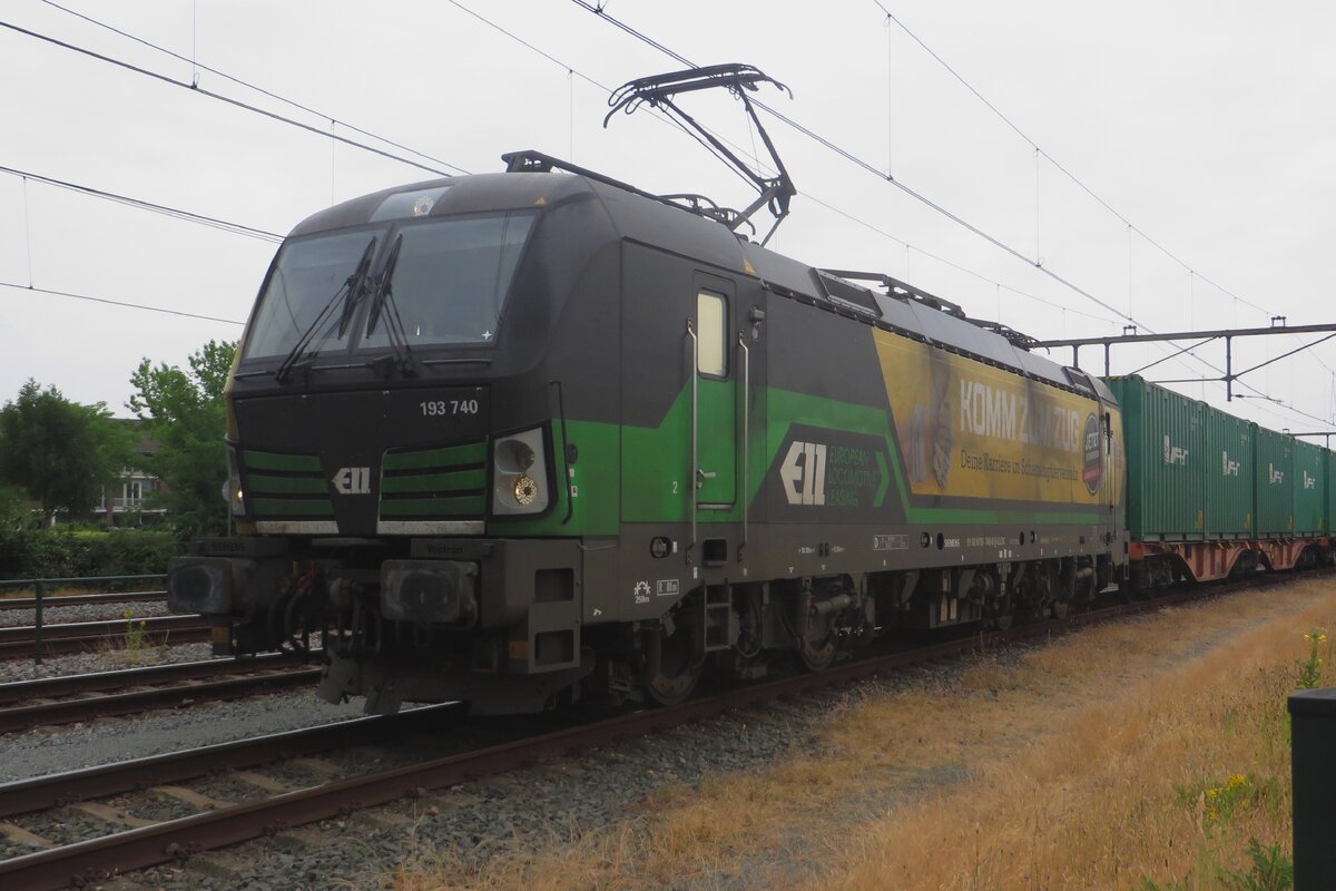 Vom hinter den Gitter: am 22 Juni 2023 treft LTE 193 740  KOMMT ZUM ZUG  mit der Erant-Containerzug in Oss ein. Die Buchstabierung auf die Container sieht aus wie 'EPATH' aber das ist die Cyrillische Schreibweise für Erant -der Containerzug kommt mit Getreide aus Ukraine. 