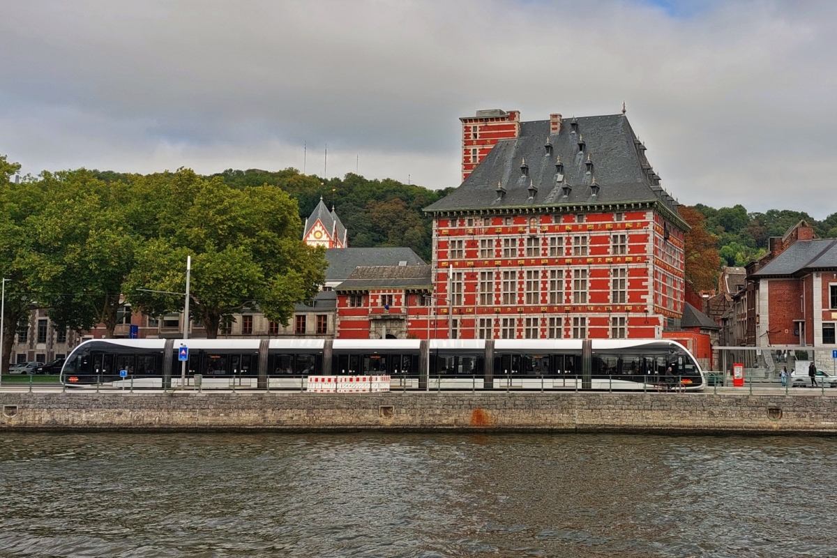 Vom Schiff auf der Maas aufgenommen wurde diese Tram, (CAF URBOS 100), in Lüttich an der Haltestelle Lüttich Curtius. 18.09.2025 (Handyfoto Jeanny)
Einige Zusatz Infos: 
Fahrzeuge: 20
Haltestellen: 21
Dauer der Fahrt: ca. 32 min.
Streckenlänge: 11,7 Km
Im Moment sind keine Verlängerungen im Bau.