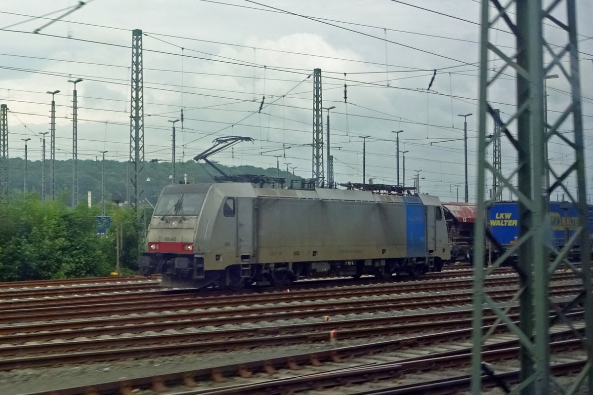 Vom Zug aus genommen wurde am 3 Juni 2019 RailPool 186 445 in Aachen West.