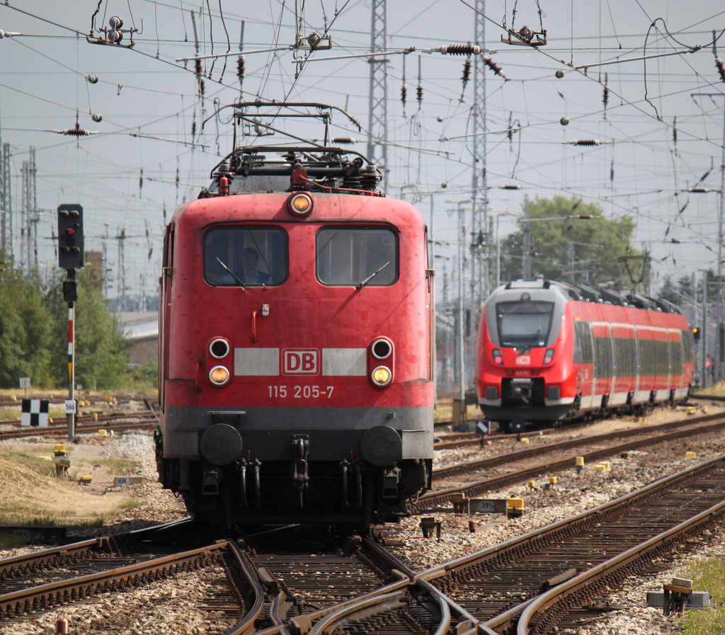 von 3xFotografen wurde die 115 205-7 am 25.07.2014 im Rostocker Hbf erwartet.