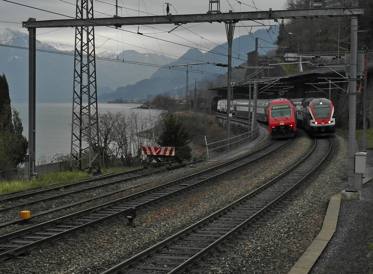 Von der am Walensee entlangfhrenden Strecke beginnt in Mhlehorn der kurze Einspurabschnitt bis Tiefenwinkel. Am 16.03.2014 wartet hier S2 18231 von Zrich nach Unterterzen auf die Freigabe der Strecke, nachdem RE 1768 von Chur nach Zrich diesen einspurigen Streckenabschnitt passiert hat.