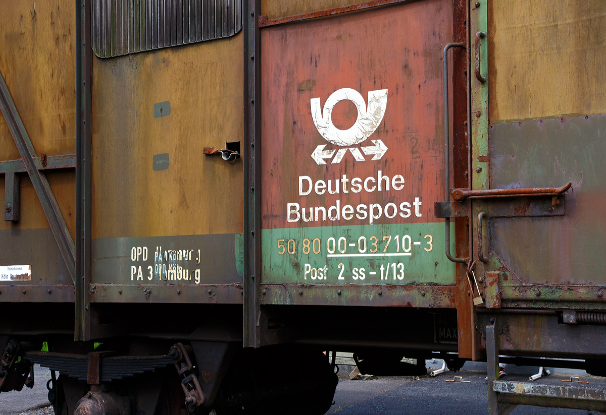 
Von der anderen Seite ein Detailbild der Aufschrift: Der ehemaliger zweiachsiger Bahnpostwagen Post 2ss-t/13 der Deutschen Bundespost, 50 80 00-03710-3, am 28.05.2017 im Eisenbahnmuseum Dieringhausen. 