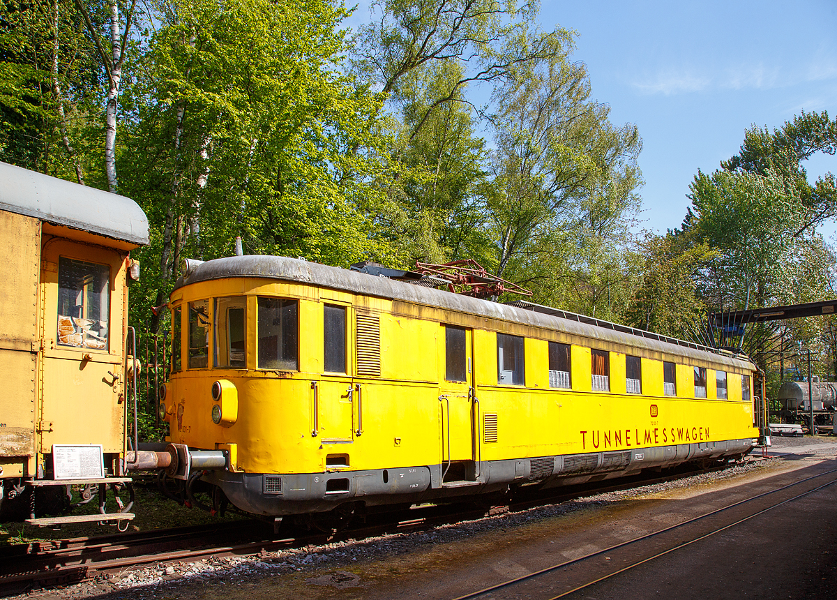 
Von der anderen Seite...
Der „Tunneligel“  712 001-7, ex DB Karlsruhe 6210, am 30.04.2017 im Eisenbahnmuseum Bochum-Dahlhausen.

Unter der Bezeichnung 712 001-7 setzte die Deutsche Bundesbahn von 1965 bis 1993 diesen Tunnelmesswagen ein, welcher wegen seines charakteristischen Erscheinungsbildes auch „Tunneligel“ genannt wird. Er verfügte neben mechanischen Messeinrichtungen zur Vermessung des Tunnel-Profils, auch über einen Messstromabnehmer, mit dem die Höhe der Oberleitung gemessen werden konnte. 

Recht selten wurden früher Bahndienstfahrzeuge als Neufahrzeuge ab Hersteller in Dienst gestellt. Meist wurden für derartige Zwecke Fahrzeuge verwendet, die im normalen Betrieb nicht mehr benötigt wurden. So entstand der hier gezeigte Tunnelmesswagen 712 001 im Jahr 1965 aus dem Eilzugtriebwagen VT 137 158 (ab 1957 – VT 38 002), welcher im Oktober 1960 ausgemustert worden war. Nach dem Umbau zum Messtriebwagen wurde er im September 1965, in roter Farbgebung, mit der Bezeichnung Karlsruhe 6210, wieder in Dienst gestellt. Seit 01.01.1968 trägt er dann, als Bahndienstfahrzeug, die EDV-gerechte Fahrzeugnummer 712 001-7. In den 1980er Jahren wurde er in das einheitliche gelb der Bahndienstfahrzeuge umlackiert.

Beim Umbau wurde ein Fahrzeugende völlig verändert. Der Fahrzeugstand 2 wurde vom Aufbau abgetrennt und auf das um 1.170 mm verlängerte Untergestell wieder aufgesetzt. In den entstandenen Zwischenraum wurden dann die Messfühler und die weiteren Messeinrichtungen  eingebaut. Das Fahrzeuginnere wurde völlig neu gestaltet. Die alten Fahrgasträume verschwanden, es wurden eine Werkstatt, Küche, Übernachtungsräume und der Messraum eingebaut. So konnte die Mannschaft während längere Messeinsätze, die in ganz Deutschland stattfanden, im Tunnelmesswagen an Bord bleiben. Die Tür und Fenstereinteilung blieb beim Umbau unverändert.

Tunnelprofile müssen in regelmäßigen Abständen überprüft werden. So wird überwacht, ob das Lichtraumprofil z.B. durch Bergsenkungen beeinträchtigt ist und dadurch Gefahren im Zugverkehr entstehen können. Dazu befährt der Tunnelmeßtriebwagen den zu messenden Tunnel mit ausgeklappten Messfühlern (wie hier zu sehen). Stoßen diese an die Tunnelwandung, so geben diese nach und neigen sich. Diese Änderung der Lage wird über Seilzüge in den Messraum übertragen und aufgezeichnet. Im Vergleich zu früheren Messungen kann nun festgestellt werden, ob sich das Tunnelprofil im Laufe der Zeit verändert hat. Dieser 712 001 wurde im Jahr 1994 durch den Profil-Messtriebwagen 712 002 (PROM), Baujahr 1993 von der Deutschen Plasser,  abgelöst.
Der Messwagen ist jedoch noch voll funktionstüchtig.

Das Maschinendrehgestell trägt auf einer Rahmenkonstruktion den Dieselmotor und den BBC-Generator für die elektrische Kraftübertragung. Zwei Gleichstrom-Fahrmotoren trieben die zwei Treibachsen an. Eine Langsamfahrschaltung ermöglicht konstante Geschwindigkeiten zwischen 2 und 6 km/h.

TECHNISCHE DATEN:
Gebaute Anzahl: 1
Baujahr: 1935 als VT 137 / 1965 Umbau zum Tunnelmesswagen
Hersteller (mechan. Teil) : MAN, Nürnberg
Hersteller (elektrischer Teil) : BBC, Mannheim
Spurweite: 1.435 mm (Normalspur)
Achsfolge: 2' Bo' 
Länge über Puffer:  21.880 mm
Dienstgewicht:  49,1 t
Höchstgeschwindigkeit:  100 km/h 
Antrieb: Diesel-elektrischer Antrieb 
Motor: Zwölfzylinder-Viertakt-Dieselmotor mit angebautem BBC-Generator
Installierte Leistung:  441 kW (600 PS)
Fahrmotoren: 2 Stück Gleichstrommotor mit je 180 kW Leistung
Treibraddurchmesser: 1.000 mm
Laufraddurchmesser: 900 mm


Noch ein paar Worte zu den DB VT 38 000–003, ex DR VT 137 156–159, da nur dieser in abgeänderter Form erhalten geblieben ist:
Die Triebwagen-Baureihe DR 137 156 bis 159 waren dieselelektrische Triebwagen nach dem Muster der DR 137 094 bis 223, die mit einem aufgeladenen Zweiwellen- Dieselmotor von MAN ausgerüstet waren. Durch die erhöhte Motorleistung konnten sie auf steigungsreichen Strecken eingesetzt werden. Die Fahrzeuge gelangten nach 1945 in den Bestand der Deutschen Bundesbahn und wurden als Baureihe VT 38.0 bezeichnet. Ihr Einsatz dauerte bis 1965..

Geschichte
Da die Maybach-Motorenbau GmbH ihre Motorenpalette durch Motoraufladung in der Leistung steigern konnte, entschloss sich auch MAN für seine Zweiwellenmotoren zu dieser Maßnahme. Die Deutsche Reichsbahn bestellte vier Fahrzeuge mit dieser Motorkonfiguration, um Vergleiche bezüglich der Leistungsfähigkeit und der Fahrdynamik zu erhalten. Besonderes Augenmerk wurde dabei auf den Steuerwagenbetrieb und beim Einsatz in schwierigen topografischen Verhältnissen gelegt. Die Fahrzeuge entsprachen dem Einheitsgrundriss und wiesen bedingt durch die geänderte Antriebsanlage einige Änderungen in der Maschinenanlage auf. Äußerlich waren sie als geänderte Einheitstriebwagen zu erkennen.

Die Fahrzeuge wurden überwiegend auf der Schwarzwaldbahn eingesetzt. Dabei haben die Triebwagen in den drei Jahren bis Kriegsbeginn Laufleistungen zwischen 140.000 und 200.000 Kilometer zurückgelegt. Alle Fahrzeuge überstanden den Zweiten Weltkrieg und verblieben nach Kriegsende in den Westzonen. Sie erhielten 1947 die neue Bezeichnung VT 38 000–003.

Nach Kriegsende waren die Triebwagen lange abgestellt und wurde 1949 nach gründlicher Aufarbeitung im Ausbesserungswerk Friedrichshafen wieder in Betrieb genommen. 1954 wurde für die drei noch verfügbaren Triebwagen der Motortausch mit dem Maybach GTO 6 verfügt. Vollzogen wurde er lediglich bei VT 38 002 und VT 38 003. Bei den Triebwagen mit getauschtem Motor blieb die Baureihenbezeichnung unverändert. Die VT 38 000 und VT 38 001 erhielten keinen neuen Motor, ersterer schied bereits 1952 aus, der VT 38 001 1955. Die verbliebenen Wagen taten Dienst bis 1960 und 1962. Während VT 38 003 nach der Ausmusterung zerlegt wurde, wurde VT 38 002 als Tunnelmesswagen 6210 Kar und ab 1968 712 001-7 weitergenutzt. In dieser Form diente er bis 1993 und wurde danach in den Bestand des Eisenbahnmuseums Bochum-Dahlhausen übernommen.