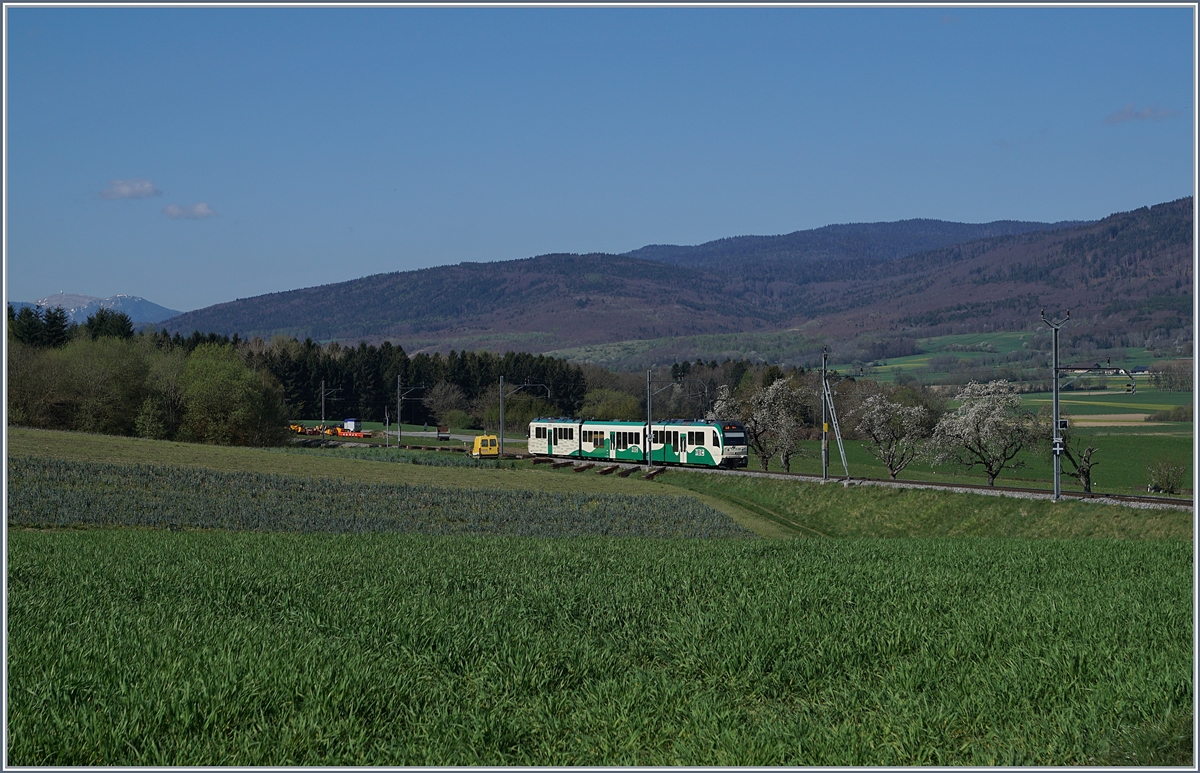 Von Bière kommend erreicht der BAM MBC Regioalzug in Kürze Ballens.
10.04.2017