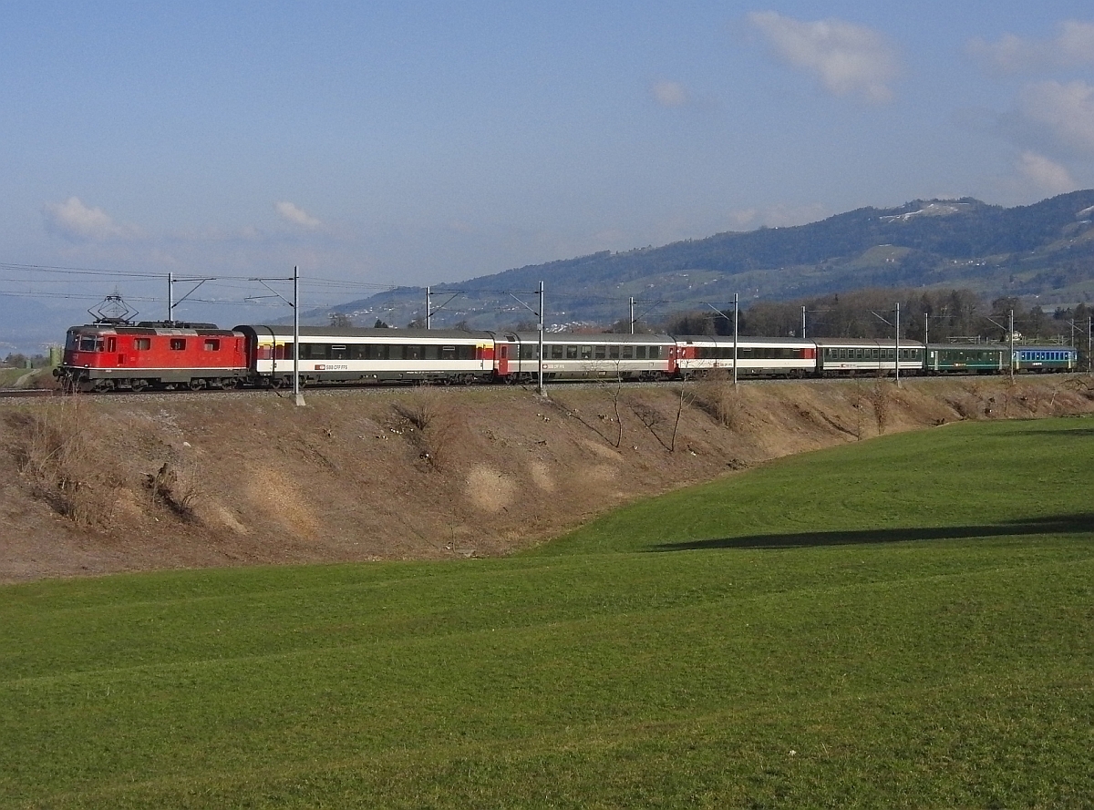 Von Chur kommend befindet sich der RHEINTAL-EXPRESS RE 3832 am 09.03.2012 bei Mrschwil auf der Fahrt nach St. Gallen kurz vor seinem Ziel.