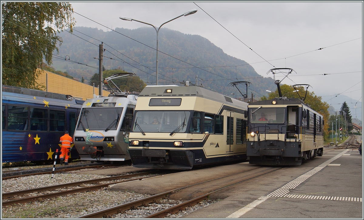 Von links nach rechts: Der CEV MVR Beh 2/4 72  Astro Pleiades , ein CEV MVR GTW Be 2/6 und die MOB GDe 4/4  Interlaken  in Blonay.
19. Okt. 2015