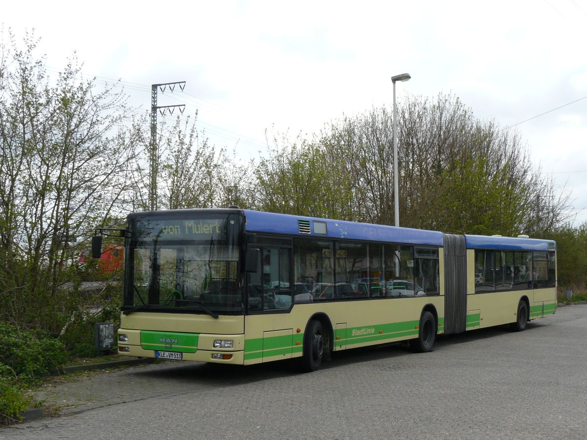 Von Mulert MAN NG 313 Bus (ex-Strassenbahn Herne-Castrop-Rauxel HCR, Wagen 26) Baujahr 1999. Bahnhofstrasse, Emmerich 18-04-2015.

Von Mulert MAN NG 313 bus (ex-Strassenbahn Herne-Castrop-Rauxel HCR, wagen 26) bouwjaar 1999. Bahnhofstrasse, Emmerich 18-04-2015.