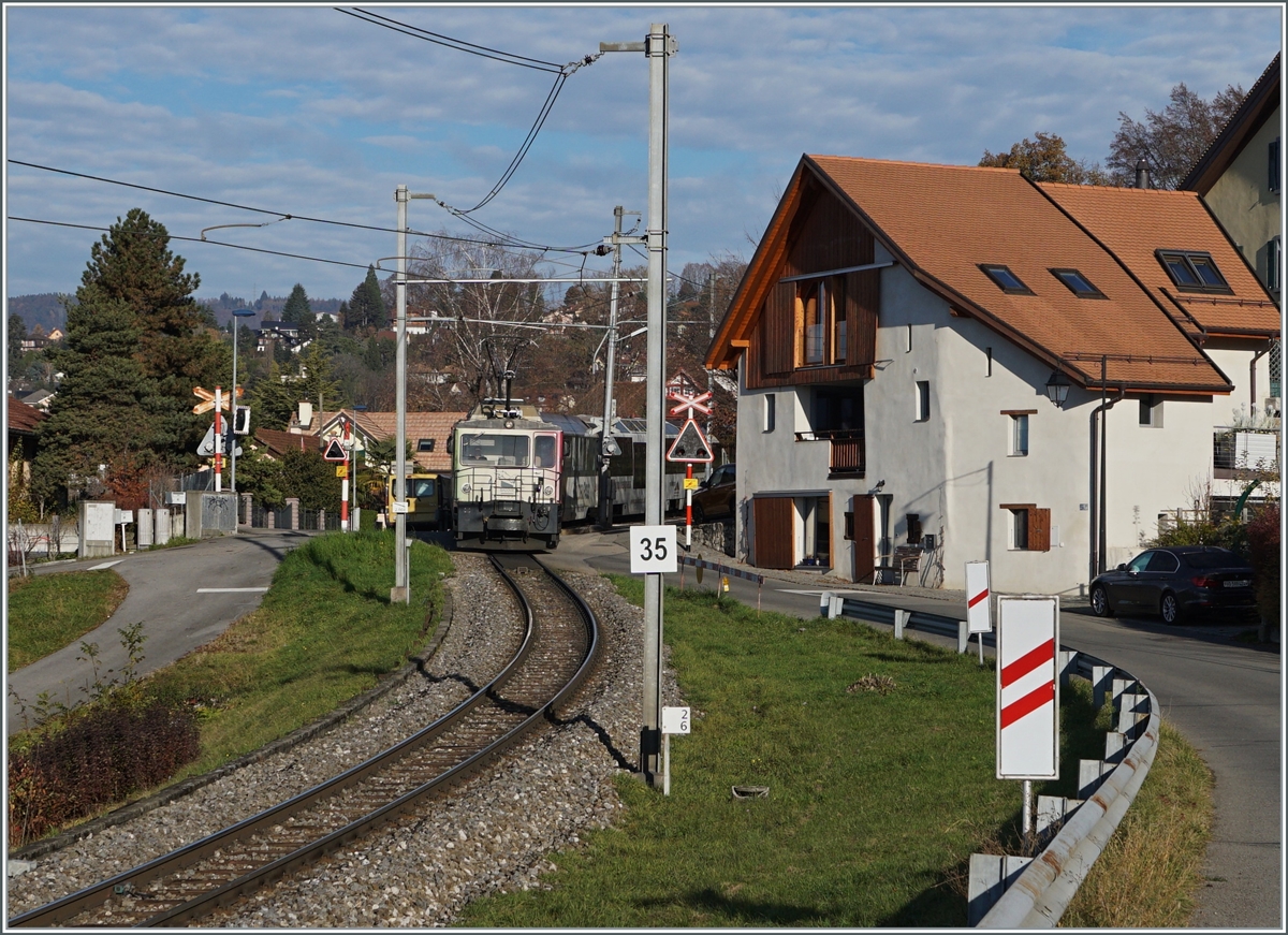 Von der SLM/BBC 1983 gebaut und an die GFM geliefert, übernahm die MOB von der TPF 2008 die GDe 4/4 102  Neirivue  (mit der Schwesterlok GDe 4/4 101) und setzt sie seitdem als GDe 4/4 6006 ein. Das Bild zeigt die MOB GDe 4/4 6006  Aigle les Murailles , die mit dem MOB Panoramic Express 2111 von Zweisimmen nach Montreux bei Planchamp unterwegs ist.

23. Nov. 2020