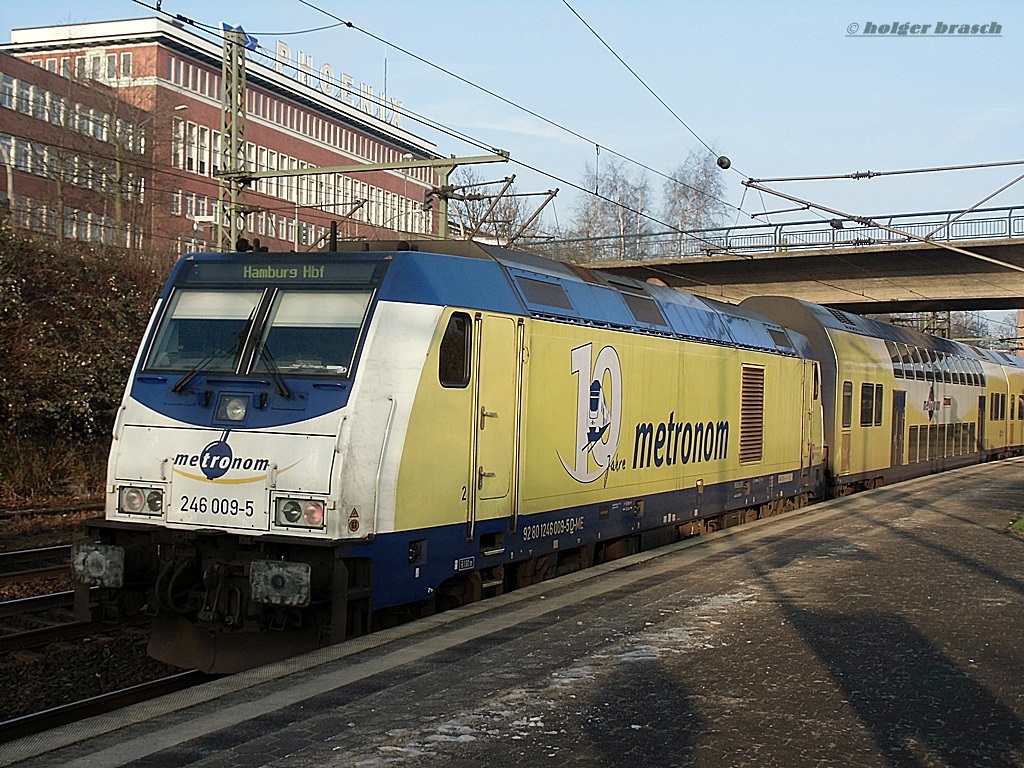von der sonne angestahlt stand 246 009-5 mit den metronom nach hamburg am 04.02.14 im bhf harburg