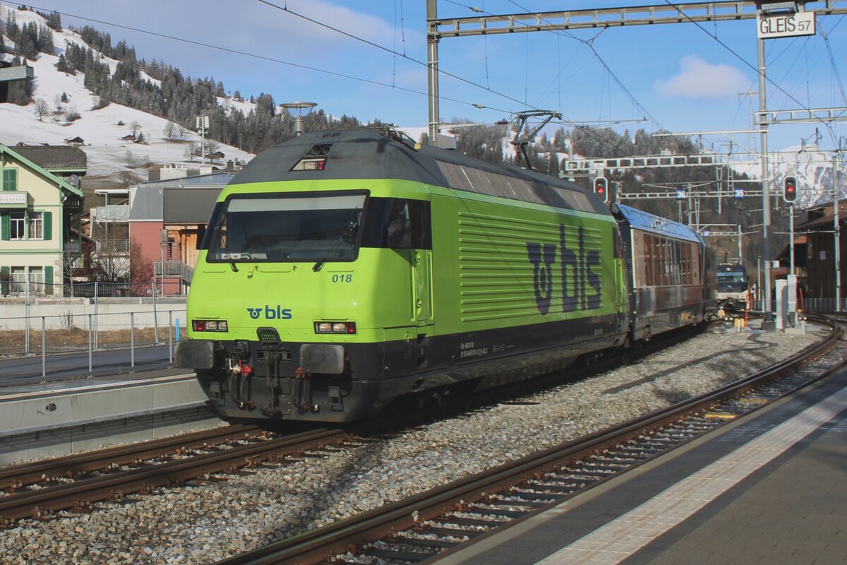 Von Spiez kommend, treft BLS 465 018 mit der umspurbarer MOB-Panoramic Expresss in Zweisimmen ein am 1. Jänner 2024. Die normalspuriger BLS 465 wird ersetzt von ein Schmalspurellok der MOB. Dann wird der Zuggarnitur ganz rühig durch einer Umspurungsgerat geleitet bevor die Reise nach Gstaadt und Montreux weiter geht.