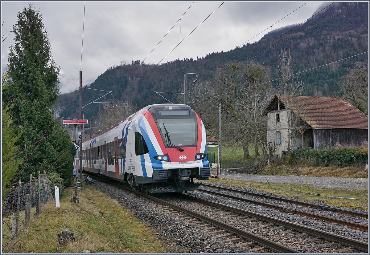 Von St-Pierre-en-Faucigny nach St-Laurent - oder von Semaphor zu Semaphor. Überraschend freundlich empfangen wurde ich auf dem für Publikumsverkehr geschlossenen Bahnhof Saint Laurent, als ich schüchtern fragte, ob ich auf dem noch vorhanden (und zugänglichen) Bahnstieg ein Foto machen dürfe. Und so entstand dies Bild des in Saint-Laurent eintreffenden SBB RABe 522 232 der als SL2 23416 von Coppet (ab 8:19) nach Annecy (an 10:16) unterwegs ist und sich beim Ausfahrsignal der Gegenrichtung zeigt.

21. Februar 2020