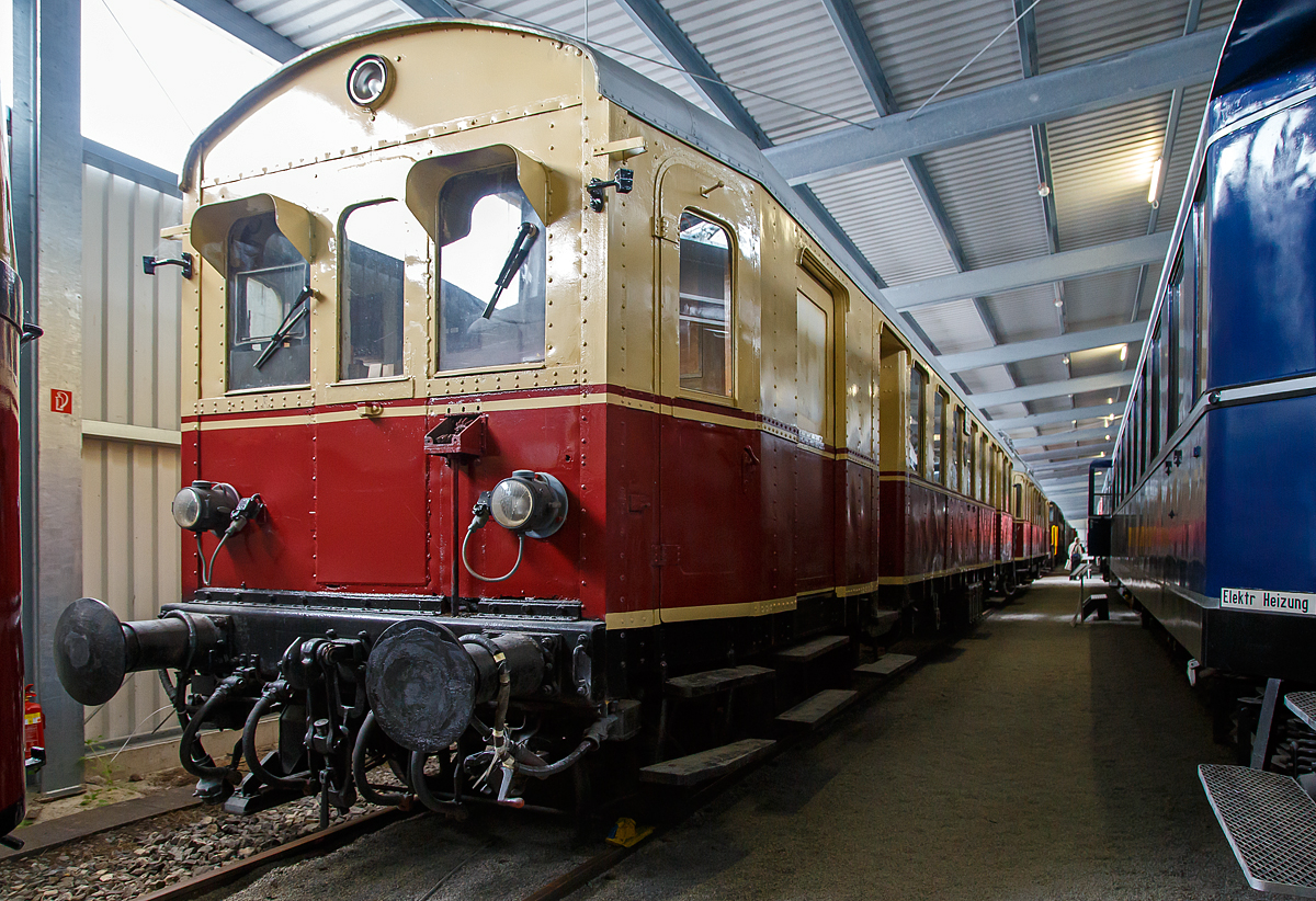 Von der Steuerwagenseite.....
Der Steuerwagen ES 85 15, ex DB 885 615, ex DRG elS 2115, gekuppelt  mit dem Elektrotriebwagen ET 85 07, ex DB 485 00, ex DRG elT 1107, ausgestellt am 09.09.2017 in der SVG Eisenbahn-Erlebniswelt Horb.
