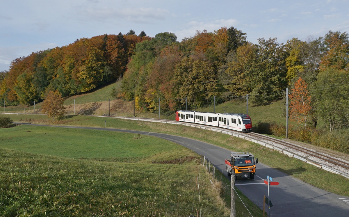 Vor dem bunten Herbstwald zwischen Châtel-St-Denis und Semsales fährt der TPF SURF ABe 2/4 | B | Be 2/4 N° 101 in Richtung Bulle. 

22. Okt. 2020