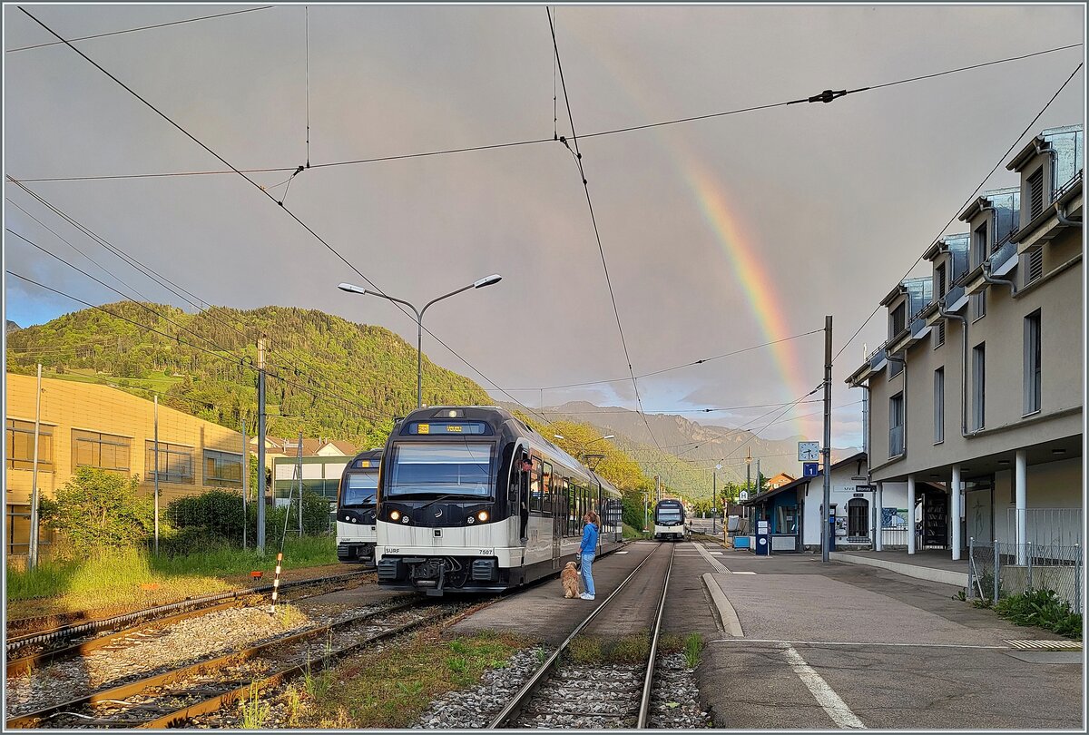 Vor dem Hintergrund eines schönen Regenbogens wartet der CEV MVR ABeh 2/6 7507 auf die baldige Abfahrt.

17. Mai 2024