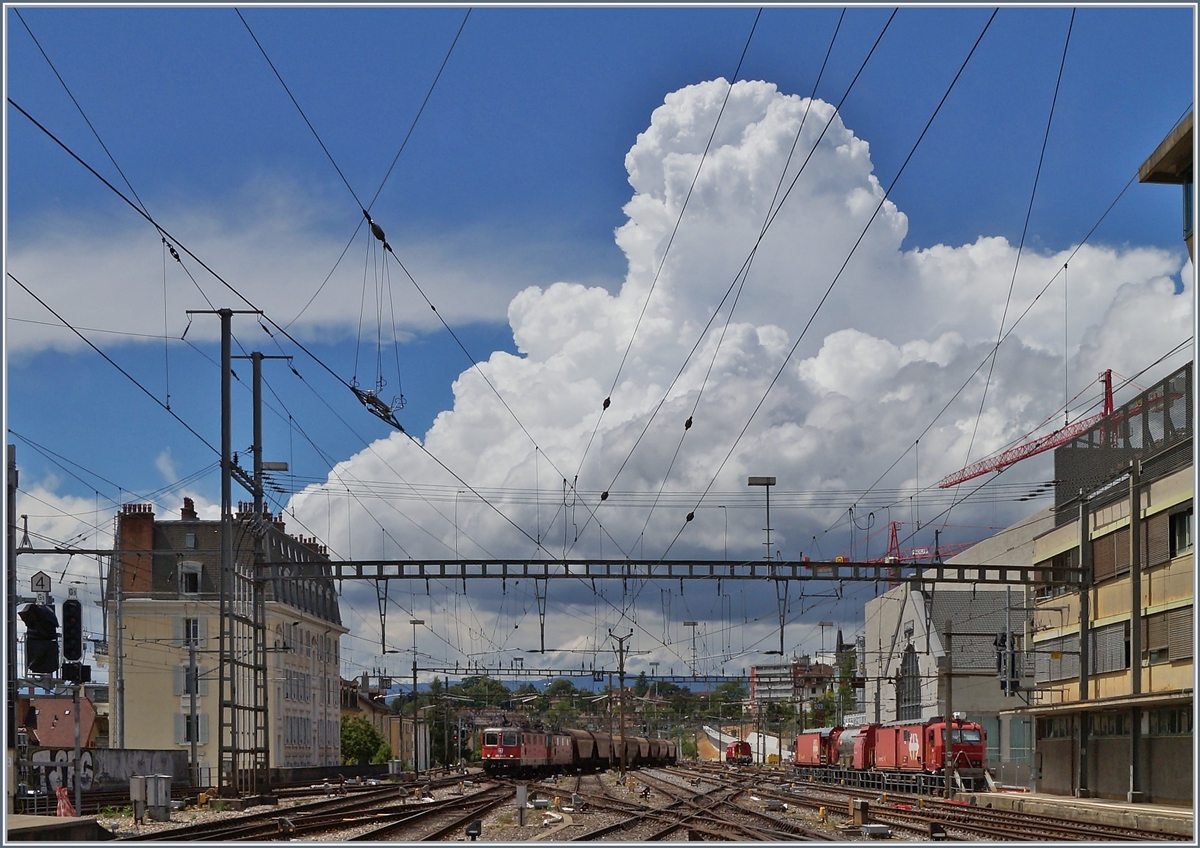 Vor der herrliche Wolke im Hintergrund erreicht die beiden Re 4/4 II 11264 und 11296 mit ihrem  Spaghetti-Zug  Lausanne. 

18. Juni 2020