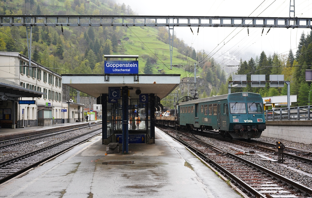 Vor den von der Re 425 192 geschobenen Autozügen wurde am 07.05.2024 der neu in Dienst gestellte Stuerwagen BDt 957 eingesetzt, hier bei der Ankunft in Goppenstein