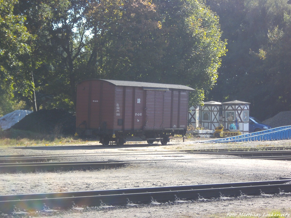Vor wenigen Minuten ist dieser Wagen vom Tieflader der Mecklenburgischen B�derbahn  Molli  wieder auf seinen Heimatgleisen zur�ck gekehrt in Putbus am 2.10.13